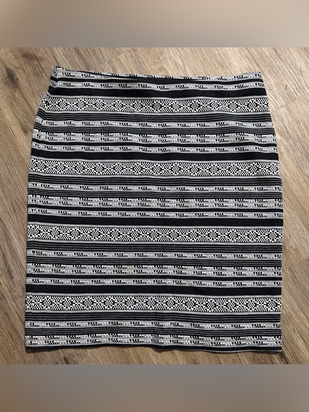 Metaphor - Black & White Patterned Pencil Skirt - Size Large